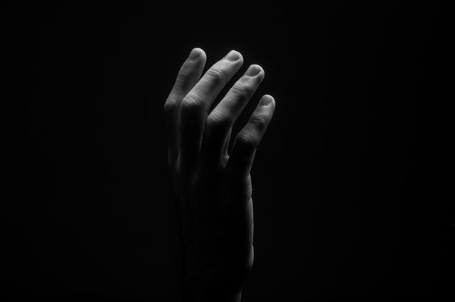 鄭爽其實挺可憐的，不是因為“代孕棄養(yǎng)”，而是以訛傳訛的看客